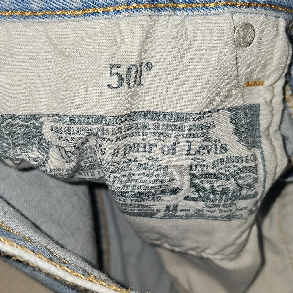 Womens 501 Levi Distressed Shorts. 2